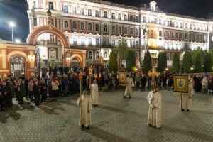Митрополит Лонгин совершил пасхальное богослужение