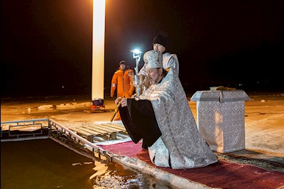 В поселке Затон прошли крещенские купания