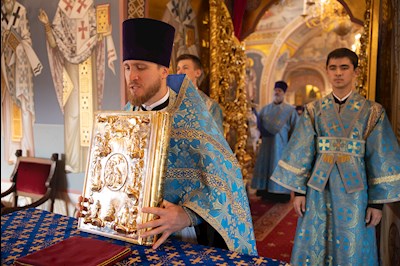 Митрополит Игнатий совершил Божественную литургию в Свято-Троицком кафедральном соборе Саратова