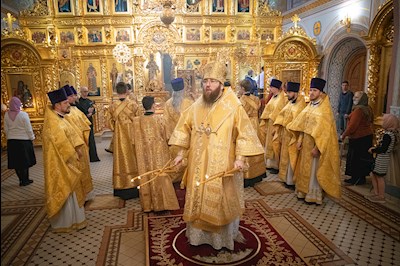 Митрополит Игнатий совершил Божественную литургию в Свято-Троицком кафедральном соборе Саратова