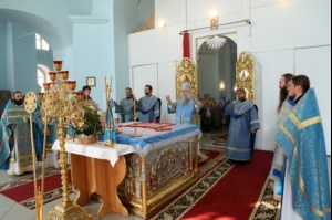Божественная литургия в храме в честь Покрова Пресвятой Богородицы города Петровска