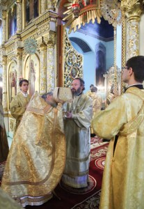 Архиепископ Элистинский и Калмыцкий Юстиниан совершил Божественную литургию в Духосошественском кафедральном соборе города Саратова