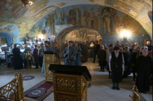 Вечернее богослужение с чтением акафиста Пресвятой Богородице в Свято-Троицком соборе Саратова
