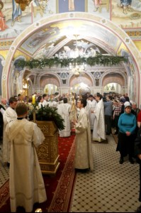 Митрополит Лонгин совершил Рождественское ночное богослужение