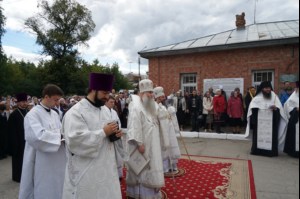 В канун празднования Собора Саратовских святых совершена панихида по убиенным в годы гонений на Воскресенском кладбище Саратова