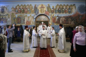 Митрополит Лонгин совершил Царские часы, Изобразительны, Великую вечерню и Крещальную литургию в Свято-Троицком кафедральном соборе Саратова