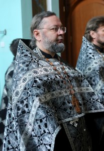 Митрополит Лонгин совершил вечерню с выносом Плащаницы