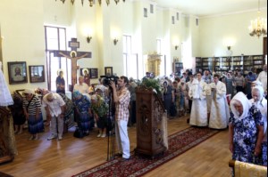 Божественная литургия и панихида на Архиерейском подворье – храме во имя преподобного Серафима Саровского г.Саратова