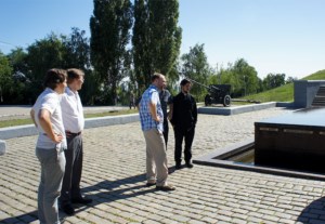Вокалисты сводного русско-американского мужского хора побывали на обзорной экскурсии по Саратову