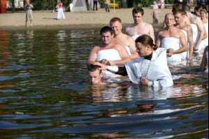 Состоялось массовое крещение оглашенных в Волге