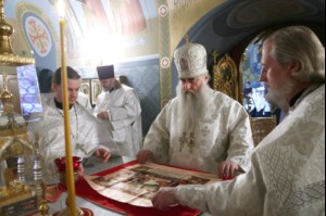 Митрополит Лонгин совершил Крещальную Литургию