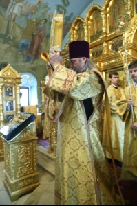Митрополит Лонгин и Епископ Пахомий совершили Божественную литургию в Троицком соборе и молебен перед главной святыней Саратовской земли — образом Спаса Нерукотворного