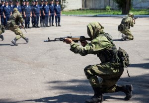 Священник благословил новобранцев перед отправкой на воинскую службу
