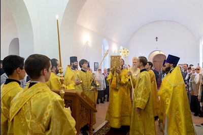 Божественная литургия в храме святых Царственных страстотерпцев п. Дубки Саратовского района