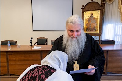 Митрополит Лонгин вручил сертификаты первым слушателям курсов для распространителей церковной утвари