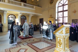 Литургия Преждеосвященных Даров на Архиерейском подворье — в храме во имя святого апостола и евангелиста Иоанна Богослова при СПДС