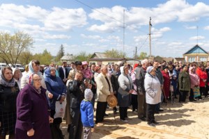 Митрополит Лонгин освятил колокола Свято-Никольского храма села Октябрьский Городок