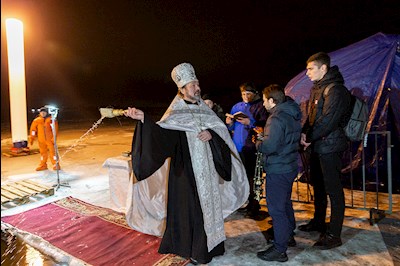 В поселке Затон прошли крещенские купания