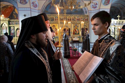 Митрополит Игнатий совершил великое повечерие с чтением Великого покаянного канона преподобного Андрея Критского в Свято-Никольском мужском монастыре г. Саратова