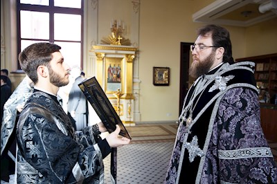 Митрополит Игнатий совершил Литургию Преждеосвященных Даров в храме святого апостола и евангелиста Иоанна Богослова при СПДС