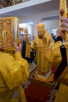 Митрополит Игнатий совершил Божественную литургию в Трехсвятительском храме г. Саратова