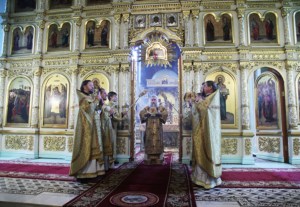 Божественная литургия в Духосошественском кафедральном соборе города Саратова