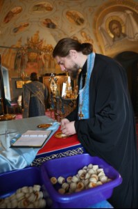 Вечернее богослужение с чтением акафиста Пресвятой Богородице в Свято-Троицком соборе Саратова
