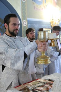 Крещальная литургия в Свято-Троицком соборе Саратова