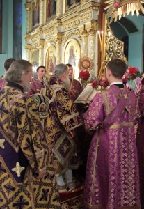 Всенощное бдение c Чином Воздвижения Креста в Духосошественском соборе города Саратова