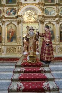 В Великий Четверг Митрополит Лонгин совершил Литургию Василия Великого и Чин умовения ног