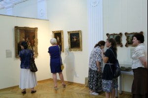 Представитель епархии стал гостем выставок, открытых к 130-летию Радищевского музея