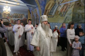 Митрополит Лонгин совершил Царские часы, Изобразительны, Великую вечерню и Крещальную литургию в Свято-Троицком кафедральном соборе Саратова