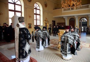Литургия Преждеосвященных Даров на Архиерейском подворье — храме во имя святого апостола и евангелиста Иоанна Богослова при Саратовской православной духовной семинарии