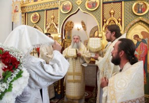 Божественная литургия в саратовском храме святителя Луки Исповедника, архиепископа Симферопольского