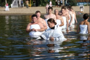 Состоялось массовое крещение оглашенных в Волге