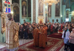 Архиепископ Элистинский и Калмыцкий Юстиниан совершил Божественную литургию и панихиду в Духосошественском храме г. Саратова