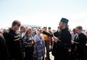 Митрополит Лонгин и Епископ Пахомий прошли часть пути вместе с участниками крестного хода Балашов — Вавилов Дол