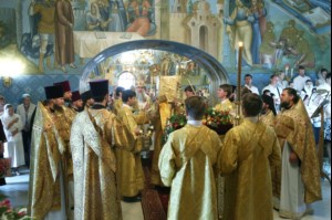 Митрополит Лонгин и Епископ Пахомий совершили Божественную литургию в Троицком соборе и молебен перед главной святыней Саратовской земли — образом Спаса Нерукотворного