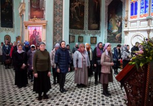 Вечерня с выносом Плащаницы Спасителя в храме в честь Сошествия Святого Духа города Саратова