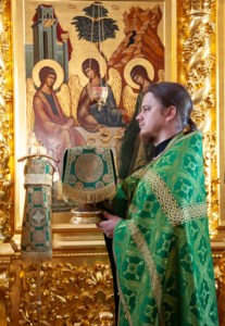 Божественная литургия в Свято-Троицком кафедральном соборе г. Саратова