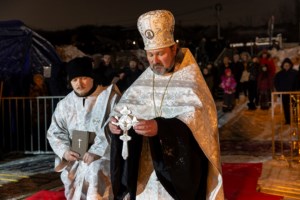 Клирики Саратовской епархии совершили освящение воды в открытых водоемах