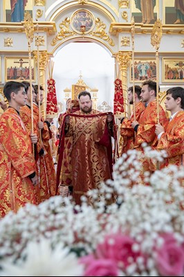 Митрополит Игнатий совершил Божественную литургию в храме Святых Царственных страстотерпцев поселка Дубки