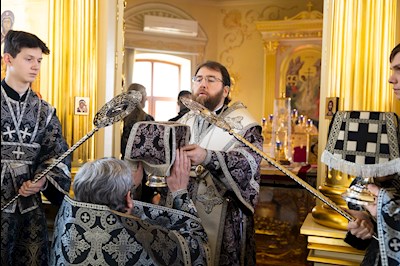 Митрополит Игнатий совершил Литургию Преждеосвященных Даров в храме святого апостола и евангелиста Иоанна Богослова при СПДС