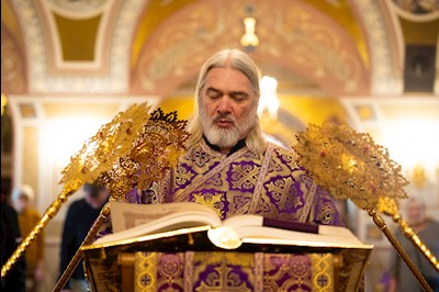 Митрополит Игнатий совершил вечернюю Литургию Преждеосвященных Даров в Свято-Троицком кафедральном соборе г. Саратова