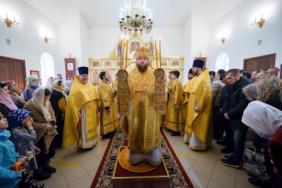 Митрополит Игнатий совершил Божественную литургию в Трехсвятительском храме г. Саратова