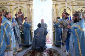 Божественная литургия в храме в честь Покрова Пресвятой Богородицы города Петровска