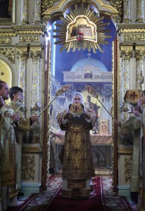 Божественная литургия в Духосошественском кафедральном соборе города Саратова