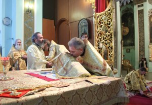Архиепископ Элистинский и Калмыцкий Юстиниан совершил Божественную литургию в Духосошественском кафедральном соборе города Саратова