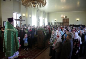 Божественная литургия на Архиерейском подворье — в храме во имя преподобного Серафима Саровского города Саратова