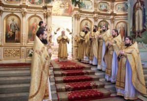 Божественная литургия в храме в честь Покрова Пресвятой Богородицы города Саратова